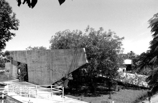 Vista lateral do Teatro Glauce Rocha, da UFMS. Projeto do arquiteto Armênio Iranick Arakelian, de 1969. Localizado no campus da UFMS, em Campo Grande-MS