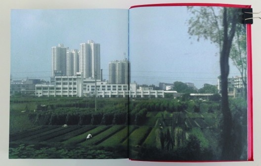 Páginas 712 e 713 do livro Project on the City I: Great Leap Forward com paisagem Photoshop