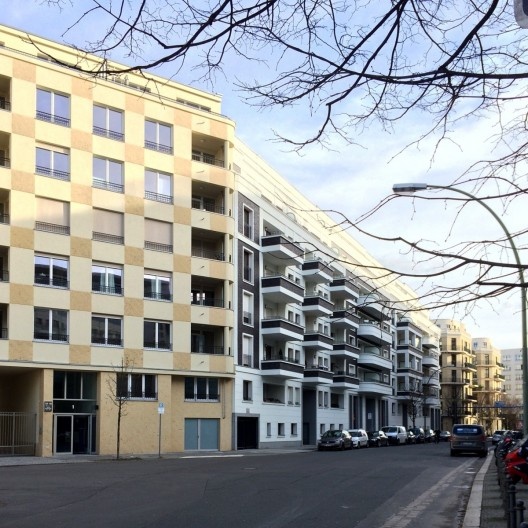 Rua Kommandantenstr. com a linha em paralelepípedos marcada no chão, onde passava o muro