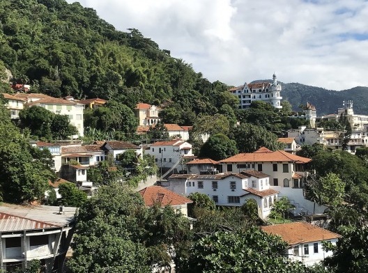 Casario que desce o trecho da encosta norte do Morro de Santa Teresa, entre a rua Aprazível e a rua do Aqueduto. Ao fundo e mais alto, o Castelinho do Valentim