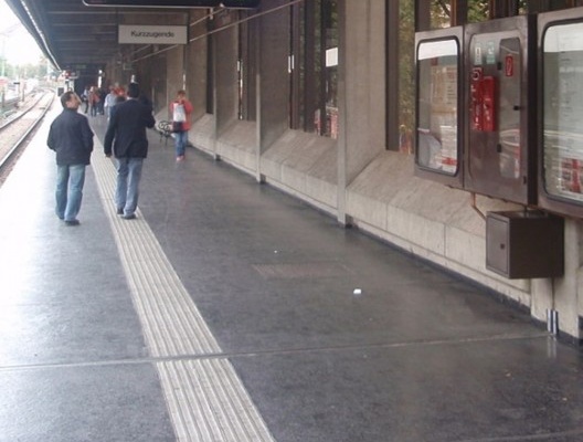 Inclinação de patamar evitando sentar/deitar em estação de trem, Viena, Áustria