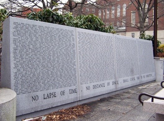 Monumento em Providence RI, muro com nomes das vítimas americanas. Inscrição: “Nenhum lapso de tempo, nenhuma distância no espaço fará você ser esquecido”