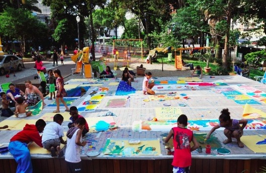 O território em disputa: o espaço público não utilizado, dominado por agentes do tráfico e da prostituição, é conquistado para o uso das crianças e famílias (Programa Centro Aberto, Largo do Paissandú)