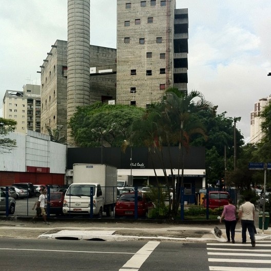 Pessoas atravessando na faixa de pedestres, São Paulo