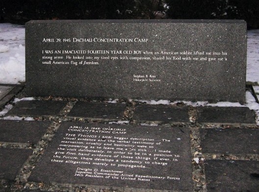 Placa com depoimento de Stephan B. Ross no Holocaust Memorial, Boston MA