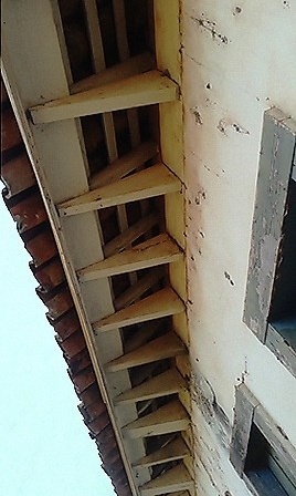 Fazenda Furna, 1880. Vista do beiral com cachorros de madeira e janela