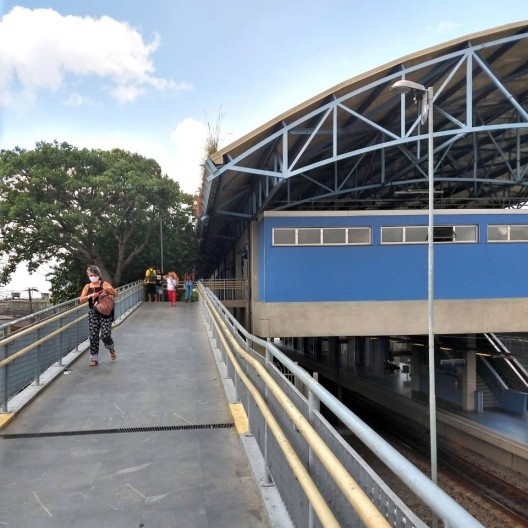 Rampa de travessia pela estação Jardim Romano. Apesar da inclinação adequada, a rampa é mais estreita do que a do Jardim Helena