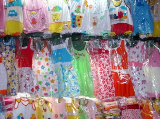 Imagem 10 – Shopping Popular de Cuiabá, Prateleira de roupa infantil, maio 2008