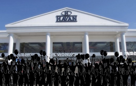 Os consumidores na frente da Havan: como se as pessoas estivessem na presença de alguma divindade, prontos para se sacrificar