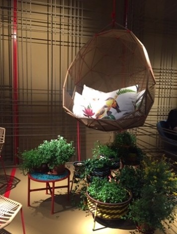 Salone del Mobile, Moroso. Balanço Tropicália de Patricia Urquiola para Moroso