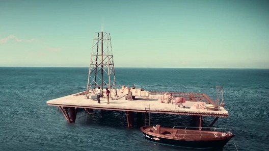 Cena do filme A incrível história da Ilha das Rosas, direção de Sydney Sibilia, 2020