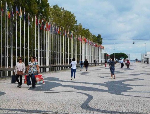 Bandeiras alinhadas no Parque das Nações, Lisboa
