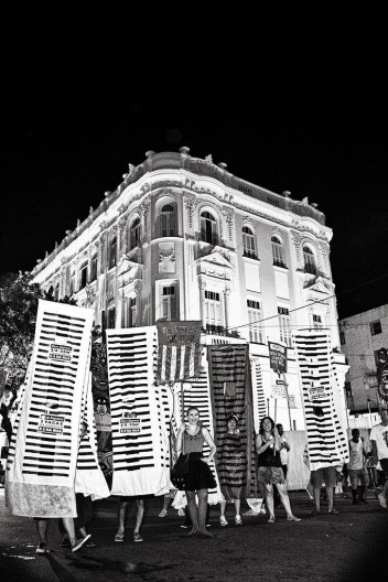 Bloco Direitos Urbanos com a coreografia “Troça Carnavalesca Mista Público Privada Empatando tua Vista”, carnaval 2014, Recife