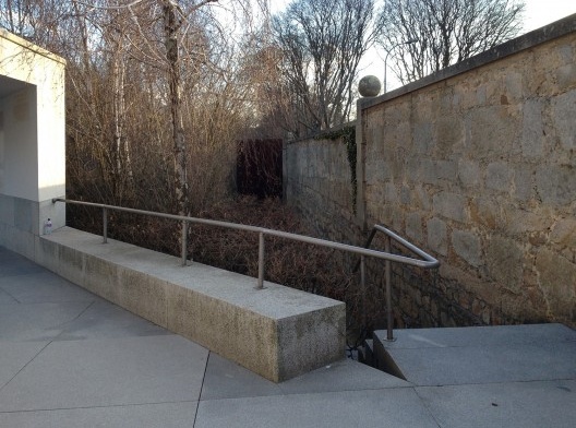 Fundação de Serralves – Museu de Arte Contemporânea, Walking is Measuring, obra de Richard Serra