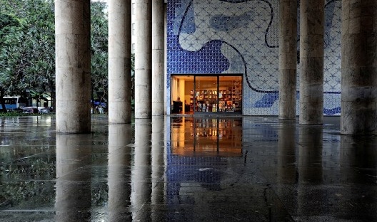 Colunata do térreo, com painel de azulejos de Portinari e loja da Funarte ao fundo