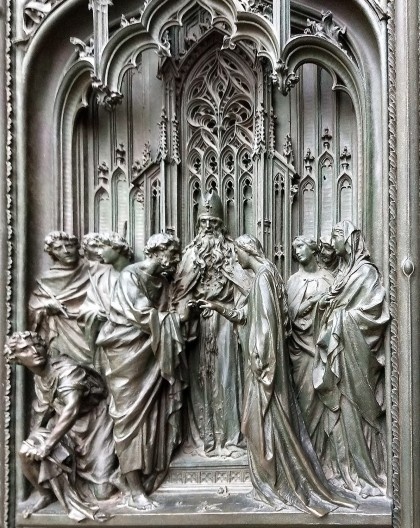 Duomo, detalhe da porta, Milão, Itália