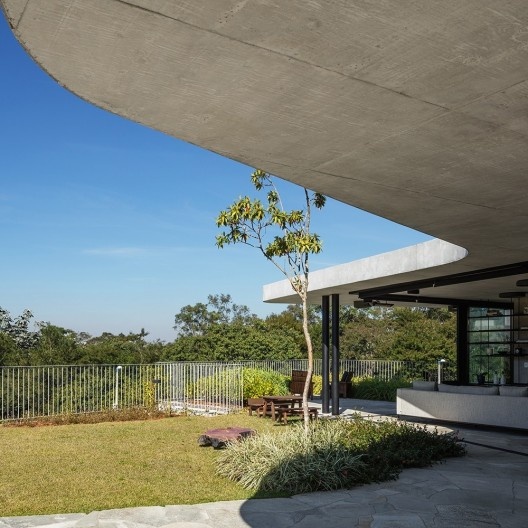 Casa LLF, São José dos Campos SP Brasil, 2019. Arquitetos João Paulo Daolio e Thiago Natal Duarte (autores) / Obra Arquitetos