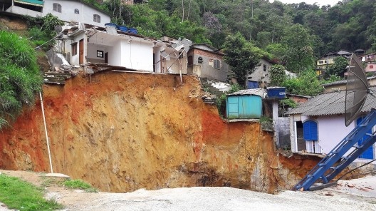Deslizamento de encosta na BR-040, rodovia que liga o Rio de Janeiro a Juiz de Fora