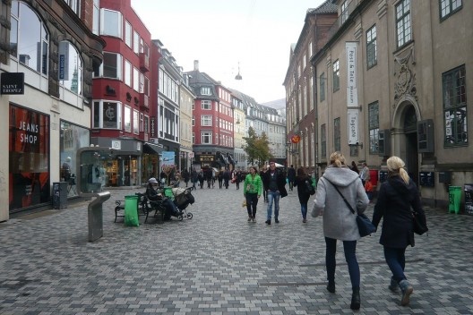 Vestergade, rua de pedestre em Copenhagen: grande movimento de pessoas em qualquer hora do dia