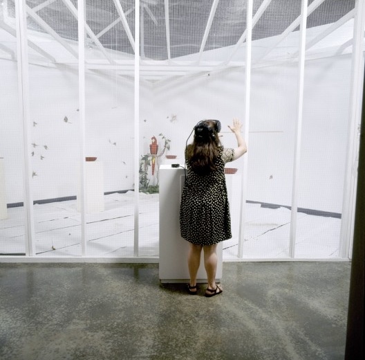 Eduardo Kac, Rara Avis, 1996. Trabalho de telepresença com um robô papagaio, 30 mandarins, internet, headset de realidade virtual, aviário. Vista da exposição no Museu de Arte Contemporânea de Atlanta, 1996