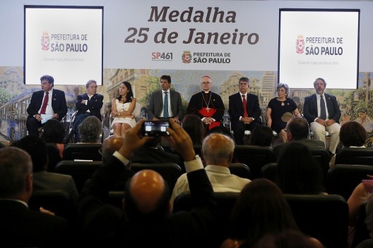 Início da solenidade, com as presenças de Carlos Martins, Paulo Mendes da Rocha, Nádia Campeão, Fernando Haddad, Dom Odilo Scherer, Antonio Donato, Rosa Artigas e Renato Anelli