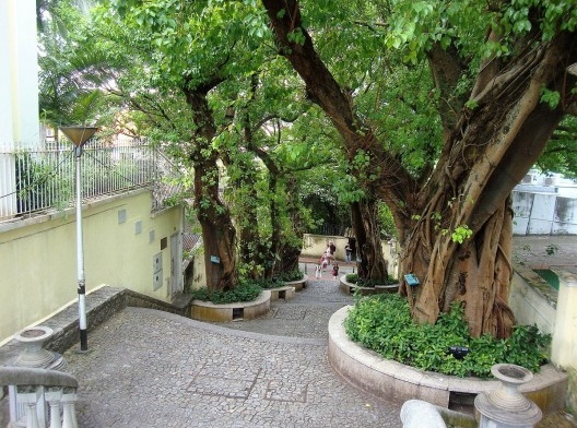 Macau, rua próxima ao centro, no fundo o Cassino Grand Lisboa, 05/10/2016