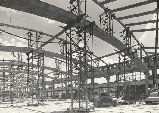 Edifício Industrial para a Ferramentas Belzer, arcos pré-fabricados fornecidos pela For Beton, Guarulhos SP Brasil, 1976