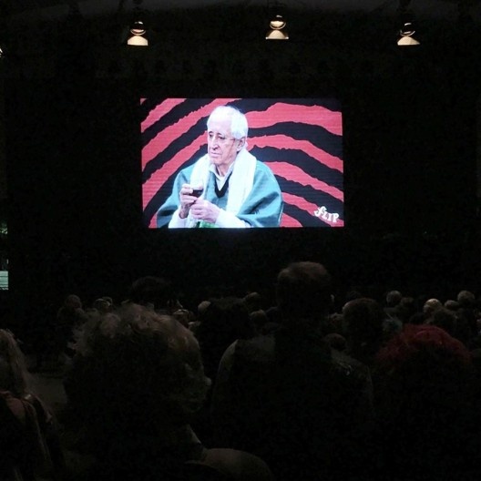 Telão na tenda da Matriz mostra encontro de Zé Celso Martinez Corrêa e Ailton Krenak na tenda principal, Flip 2019