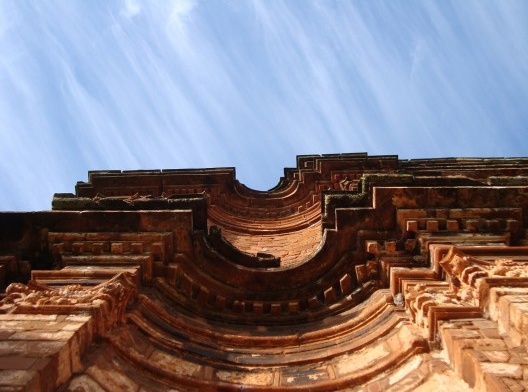 Igreja de São Miguel Arcanjo, detalhe curvas da frontaria