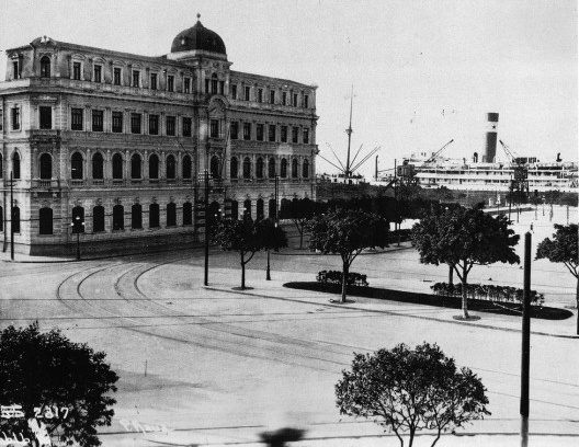 Praça Mauá, tendo ao fundo o Palácio Episcopal, Rio de Janeiro, anos 1920