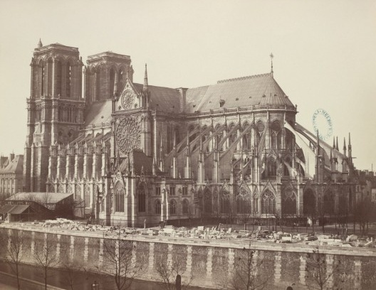 Foto de Notre-Dame de Paris, já com a nova sacristia, mas ainda sem a agulha reconstruída