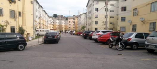 Rua-estacionamento no Condomínio Ismael Silva
