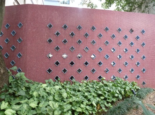 Quem sabe o nome do arquiteto e/ou artista plástico?