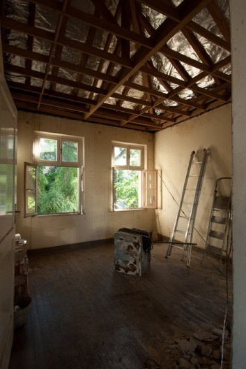 Casa Lutzenberger,um dos quartos da residência, ainda com o piso antigo e já com a cobertura restaurada. A técnica utilizada foi a substituição madeira por madeira, sem desmanchar o telhado, para não modificar seu perfil