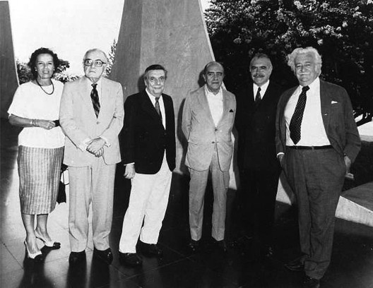 01. Os artistas Marianne Peretti, Athos Bulcão, Alfredo Ceschiatti, Oscar Niemeyer, José Sarney e Burle Marx em Brasília