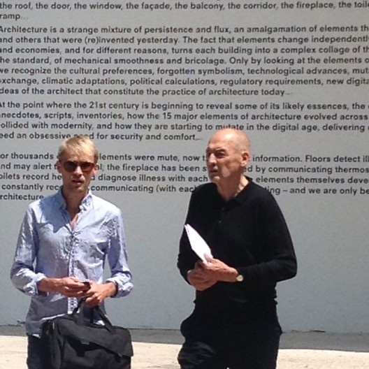 Rem Koolhaas (à direita) na entrada do Pavilhão Principal, Mostra de Arquitetura da Bienal de Veneza