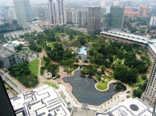 Parque do Centro da Cidade de Kuala Lumpur, de Roberto Burle-Marx. À direita, o Centro de Convenções de Cox Architects