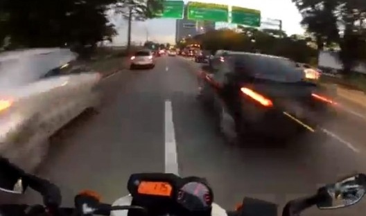 Frame do vídeo Mike Terrorista – voando baixo na marginal Pinheiros