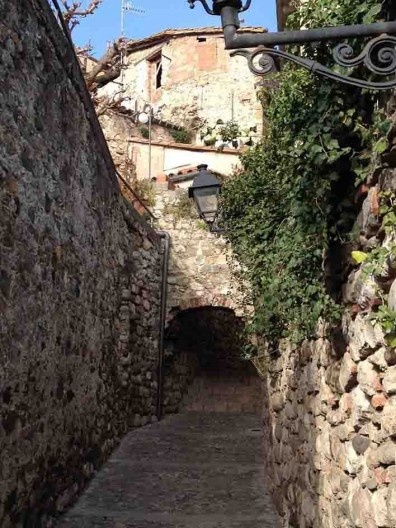 Vista de Besalu, edifícios antigos em arruamento medieval