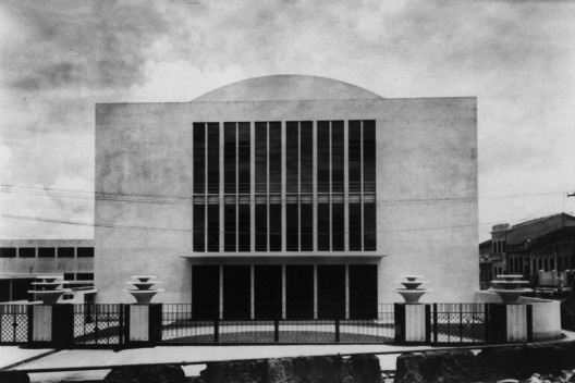 Fachada principal do Teatro do ICEIA