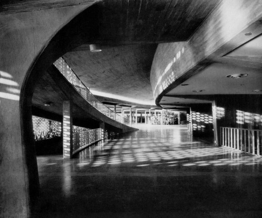 Praça coberta do Conjunto Cultural