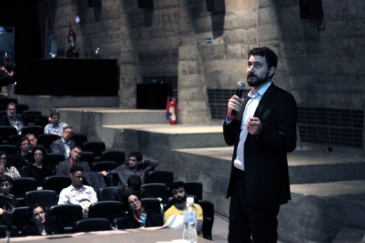 Dimcic durante palestra no congresso CAAD Futures em Julho de 2015, no MASP