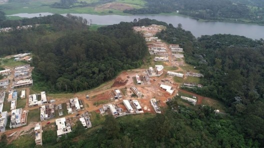 Na beira da represa, surge um novo bairro clandestino em área de manancial cuja Mata Atlântica deveria ter sido obrigatoriamente preservada