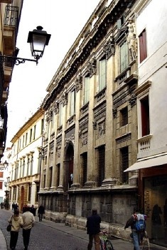 Entre os palazzi Médici (1444) e Valmarana (1565, acima) transcorreu mais de um século de novas soluções e repertórios, em paralelo à influência regional sobre arquitetura e projeto.