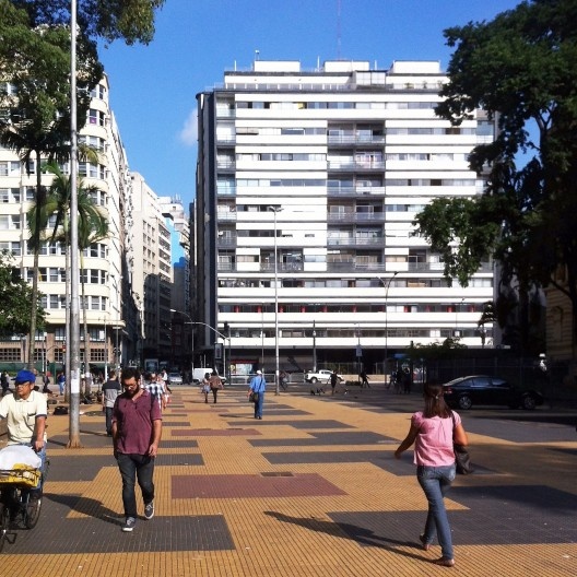 Edifício Esther, São Paulo, de Álvaro Vital Brazil e Adhemar Marinho, local da sede da Cosac Naify no final dos anos 1990 e início dos anos 2000, e edifício presente na capa do livro Vital Brazil, de Roberto Conduru, publicado em 2000 pela editora