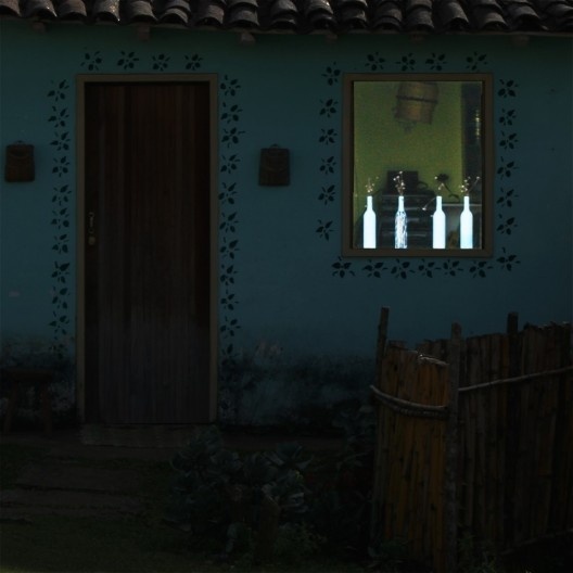 À noite, Antônio posta os olhos na estrela mais brilhante do céu e reza para que a bela manequim se transforme em sua mulher de verdade.