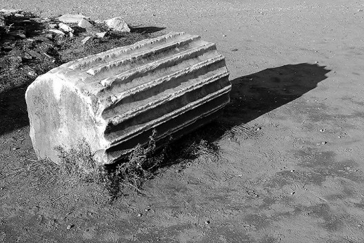 Esse pedaço de coluna em mármore já deve estar por aí há algum tempo, no dito Foro Romano. Provavelmente derrubada a coluna pelos godos, ao avançarem sobre a capital do império, com ódio terrível por 400 anos de ocupação romana em suas plagas nórdicas