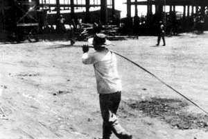 Operário transportando ferragem na construção de Brasília. Foto M. M. Fontenelle