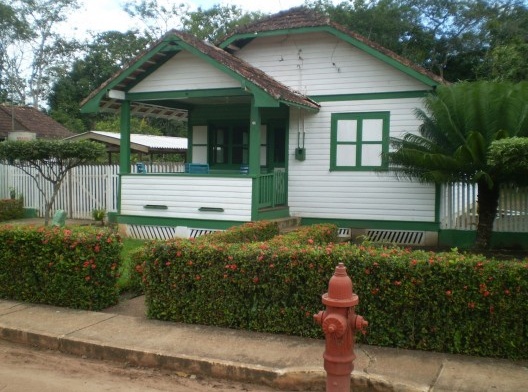 Edificação com traços do estilo Cape Cod na cobertura e nas aberturas, comum em cidades do Meio Oeste americano, construída em Belterra com a função de abrigar trabalhadores solteiros da Ford Motor Company