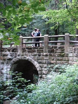 Estrada rural na região da Suíça Saxã (Sächsische Schweiz), via utilizada para a prática de Wandern